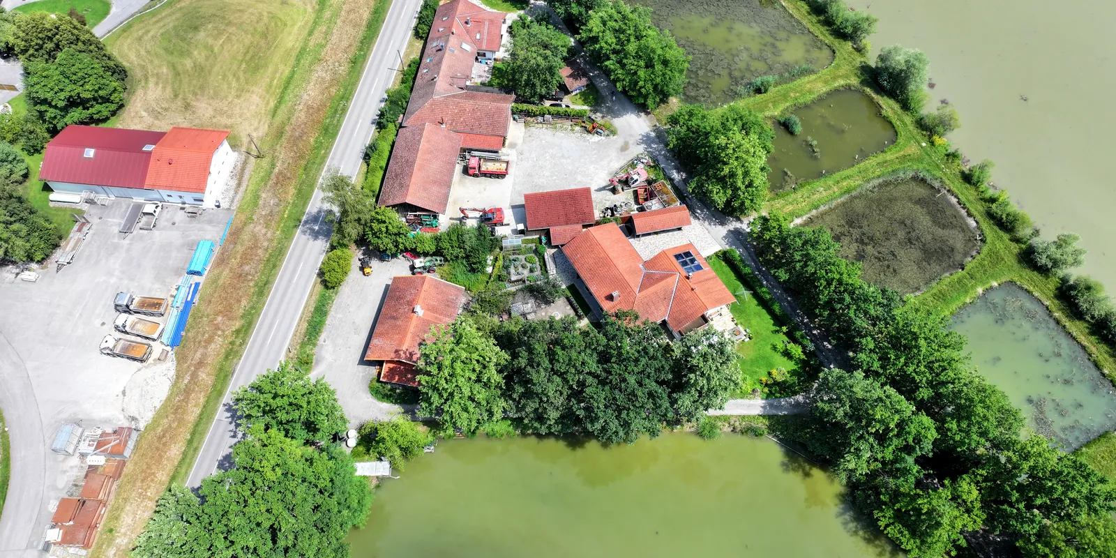 Hof und Weiher in den Wasserwiesen von oben